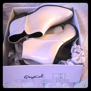 Qupid Cream  Booties .NWT . Vegan Leather